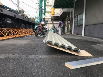 トレーラーから鋼板を降ろします。