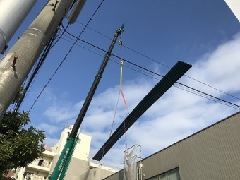 レッカーで荷揚げをします。