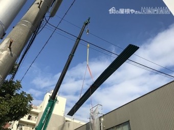 レッカーで荷揚げをします。