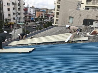 重いですが職人さんが手で運んで並べます。
