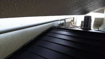 狭い部分もカレッセを葺き上げていきます。