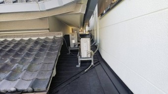 室外機があるところも葺上げました。