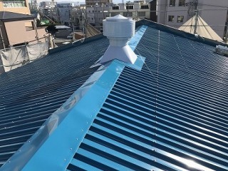 波型スレートに長尺鋼板をカバーしました。
