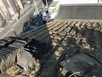 瓦を外して、葺土を露出させます。