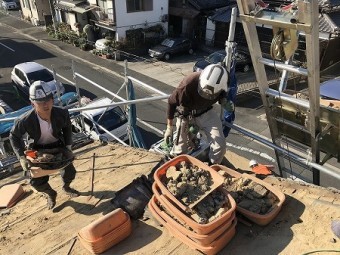 土はバケットで手作業で取り除いて行きます。