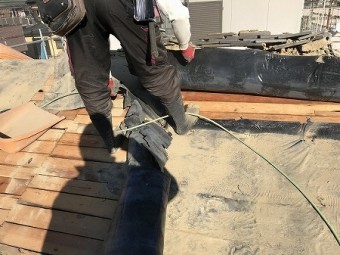 下葺材を剥がして野地板だけにします。