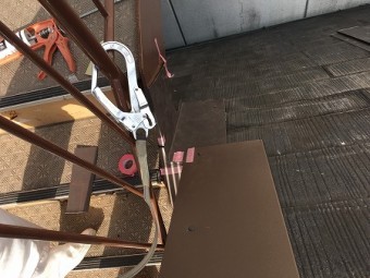 急勾配なので、安全帯の金具を付けながらの作業になります。