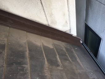 階段下の雨押え板金もカバーします。