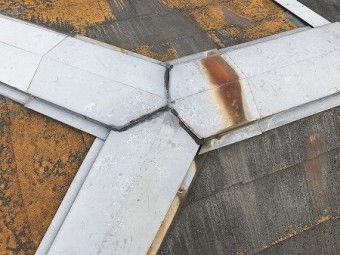 棟包板金に錆びが見られます。