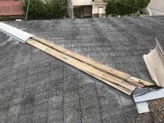 隅棟の棟包板金が飛散して無くなっています。
