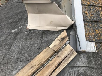 壁際の板金をメクリ上げています