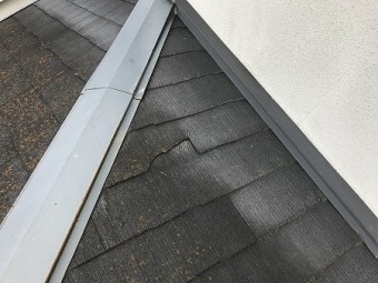 下屋根にも割れたカラーべストが見られます。