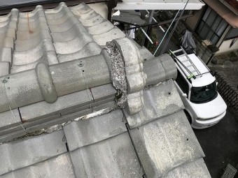 瓦はシルバーの釉薬和型瓦です。