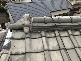 棟部分の面戸漆喰も劣化してます。