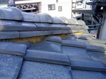 隅棟の既存面戸漆喰を剥がして行きます。