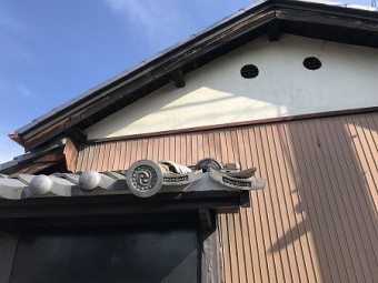 角部分の瓦が割れて落ちています。
