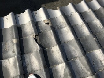 平部の瓦も割れが見られます。