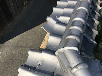その先の軒瓦も破損しております。