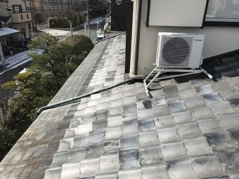 軒部分が銅板で、その上にいぶし瓦を乗せて葺いてあります。