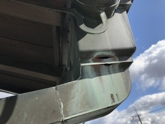 アンコーに穴が開いています。