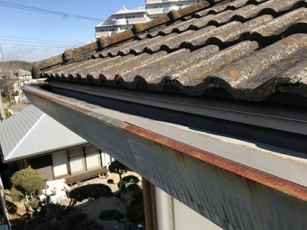 化粧鼻板の内側に付くタイプの樋です。