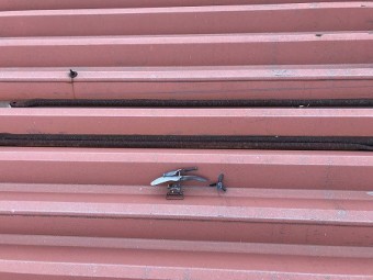 屋根上にラジコンヘリコプターの残骸が、、