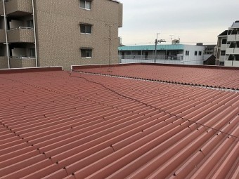 屋根は折板鋼板屋根で、2棟連棟になっています。