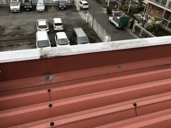 パラペットの壁際からも雨漏りしています。