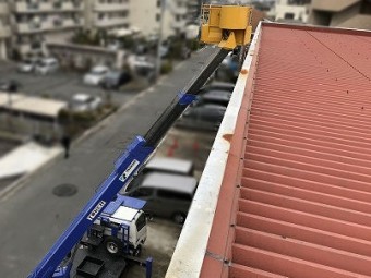 テナント折半屋根 高所作業車で点検