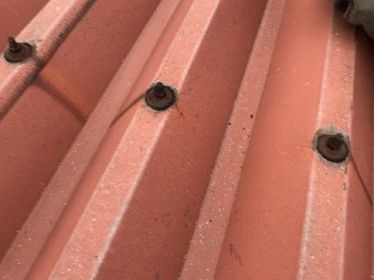 茨木市テナント 折半屋根ボルト部劣化
