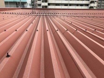 折板屋根の状態は悪くありません。