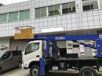 高所作業車で屋根に上がります。