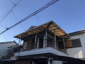 2F部分に寄棟タイプの雨避け庇です。