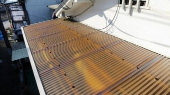 経年劣化で色がくすんだ塩ビ波板