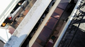軒の雨が流れるレールを掃除します。
