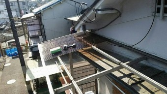 端から寸法にカットした波板を貼っていきます。