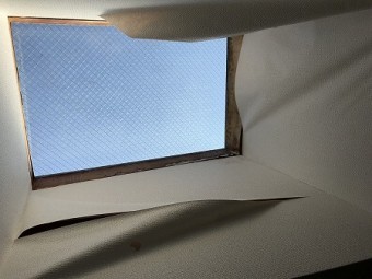 天窓左上角から雨漏りを起こしています。