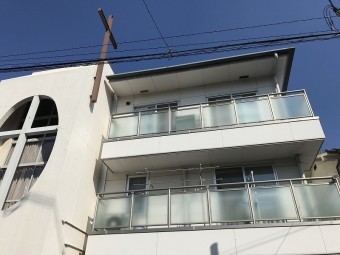 建物が高いので梯子が届きません。