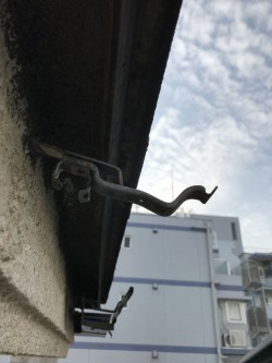 梯子が落ち軒樋破損