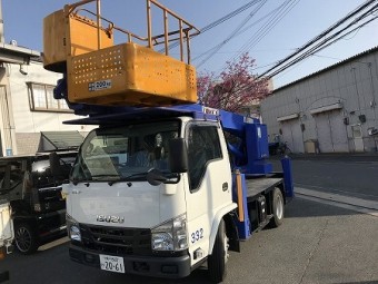 高い屋根には高所作業車の出動です。
