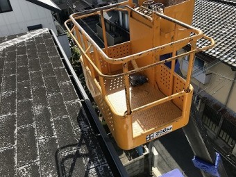早速、高所作業車を用いて屋根に上がります。
