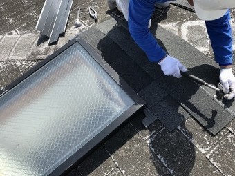 水切板金と取付、シングルを貼っていきます。