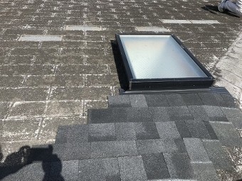 天窓の上部から棟際まで貼り上げます。