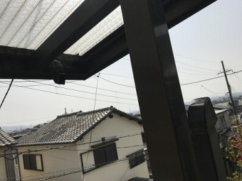 強風でベランダ上の塩ビ屋根の樋が外れて割れたとのこと。