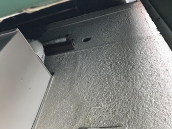 壁に排水菅が通るギリギリの穴を開けました。