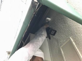排水菅を出す壁面に穴を開けます。