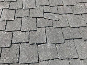 釘の浮きから割れを起こしています。