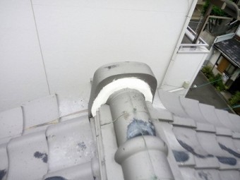 鬼瓦廻りにも漆喰を塗ります。