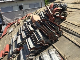 セメント瓦を解体していきます。