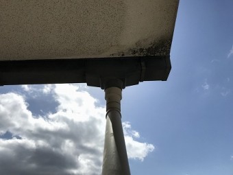 揺れで、集水器の接着が剥がれたものと思われます。